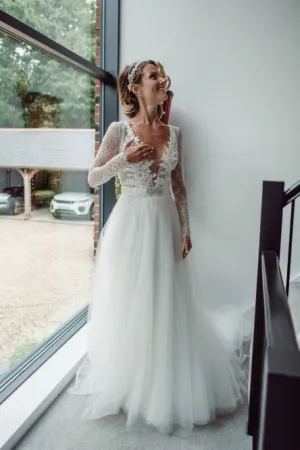 A-Line V-Neck Long Sleeves Sweep Train Appliqued Backless Bohemian Wedding Dress OHD245