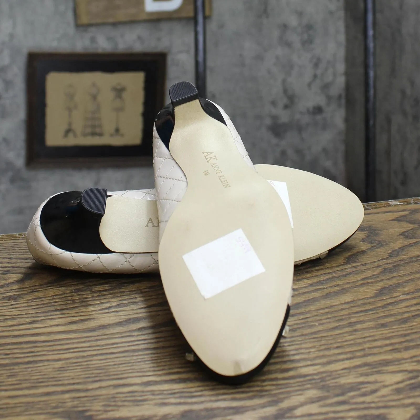 AK Anne Klein Womens Vintage Pull On Short Heels Off White / Black 6M
