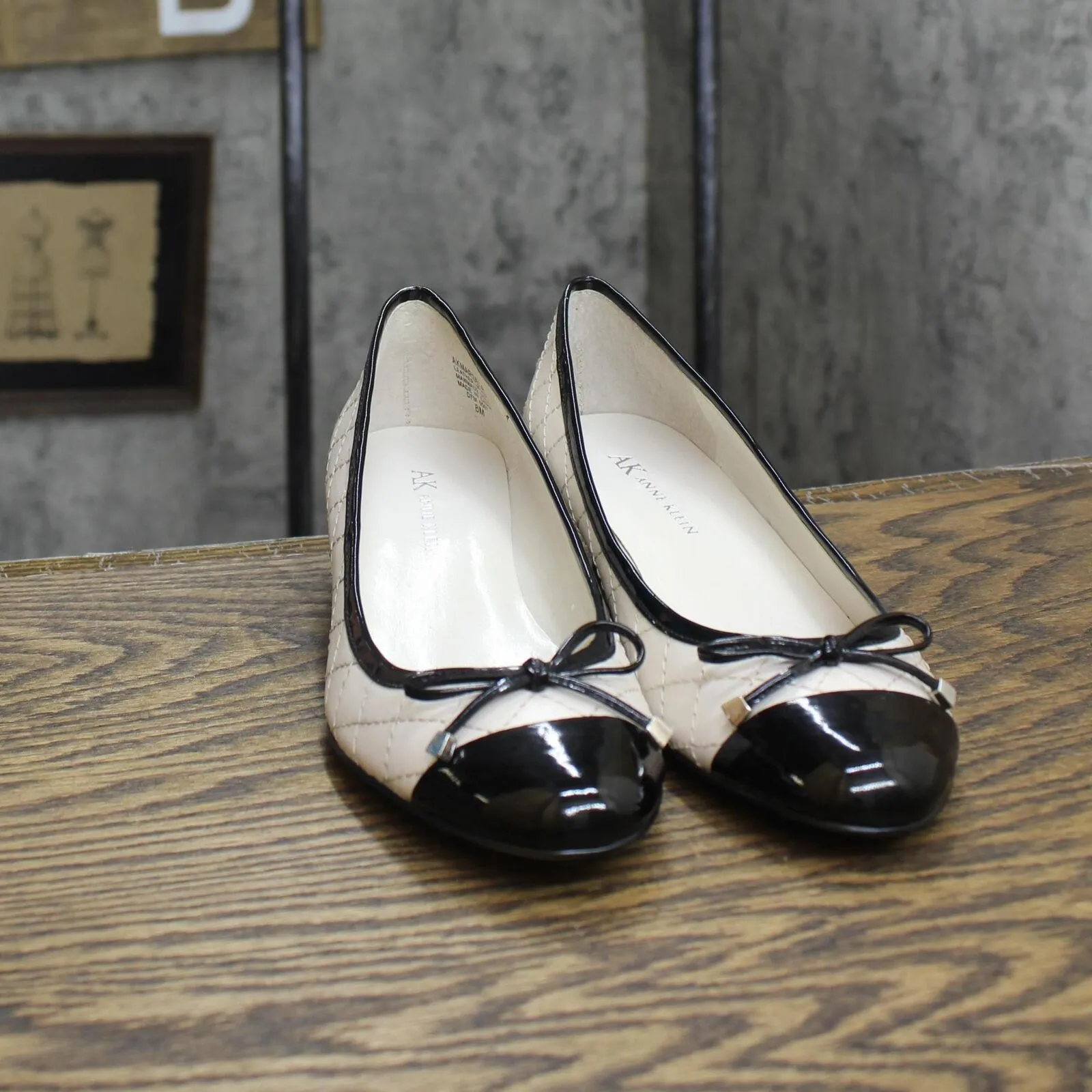 AK Anne Klein Womens Vintage Pull On Short Heels Off White / Black 6M