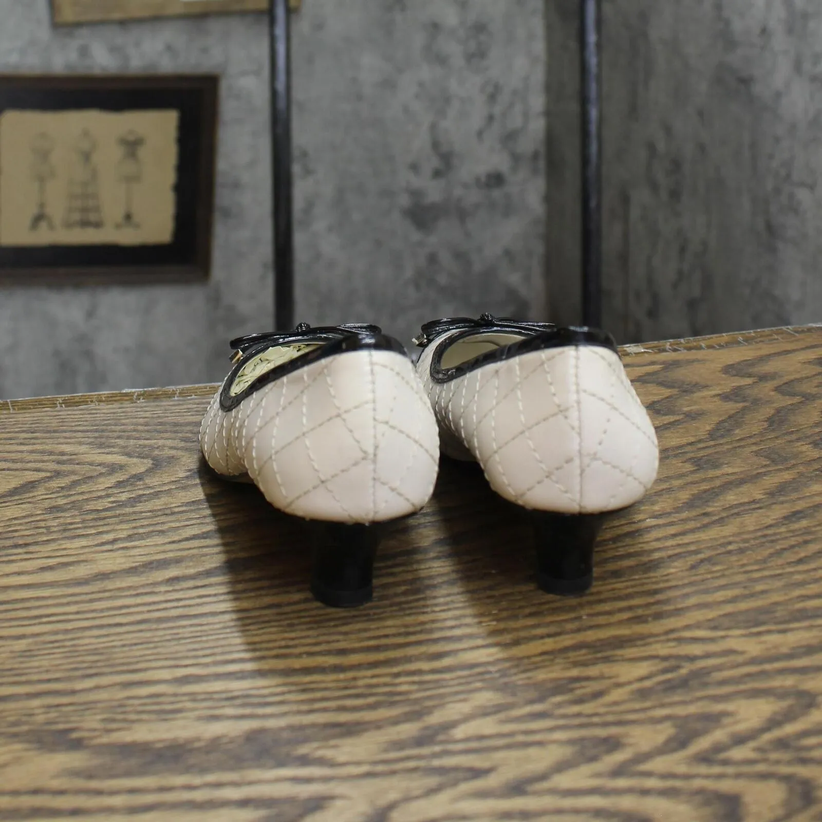 AK Anne Klein Womens Vintage Pull On Short Heels Off White / Black 6M