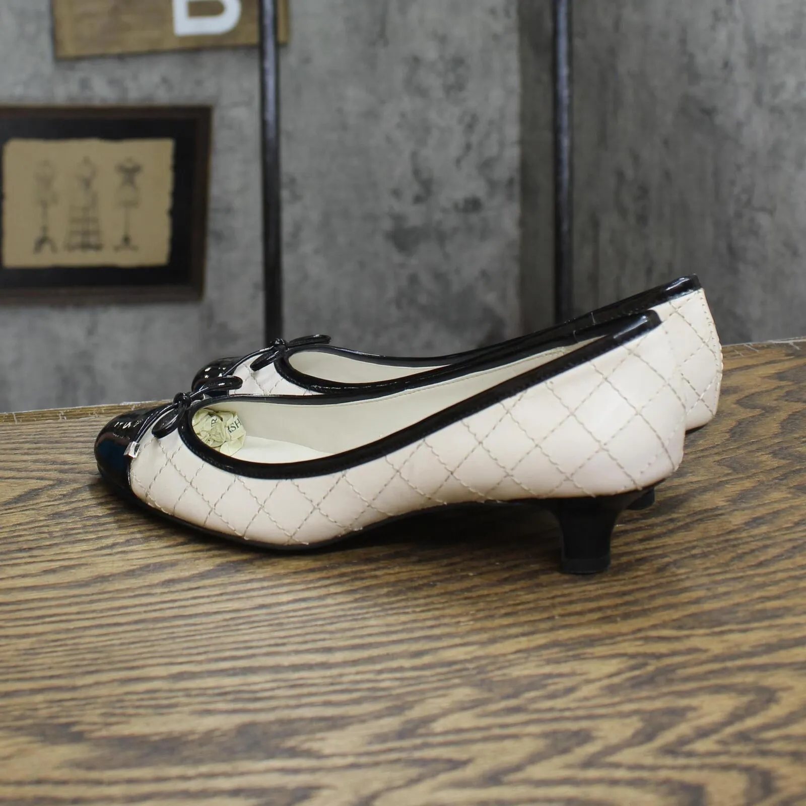 AK Anne Klein Womens Vintage Pull On Short Heels Off White / Black 6M