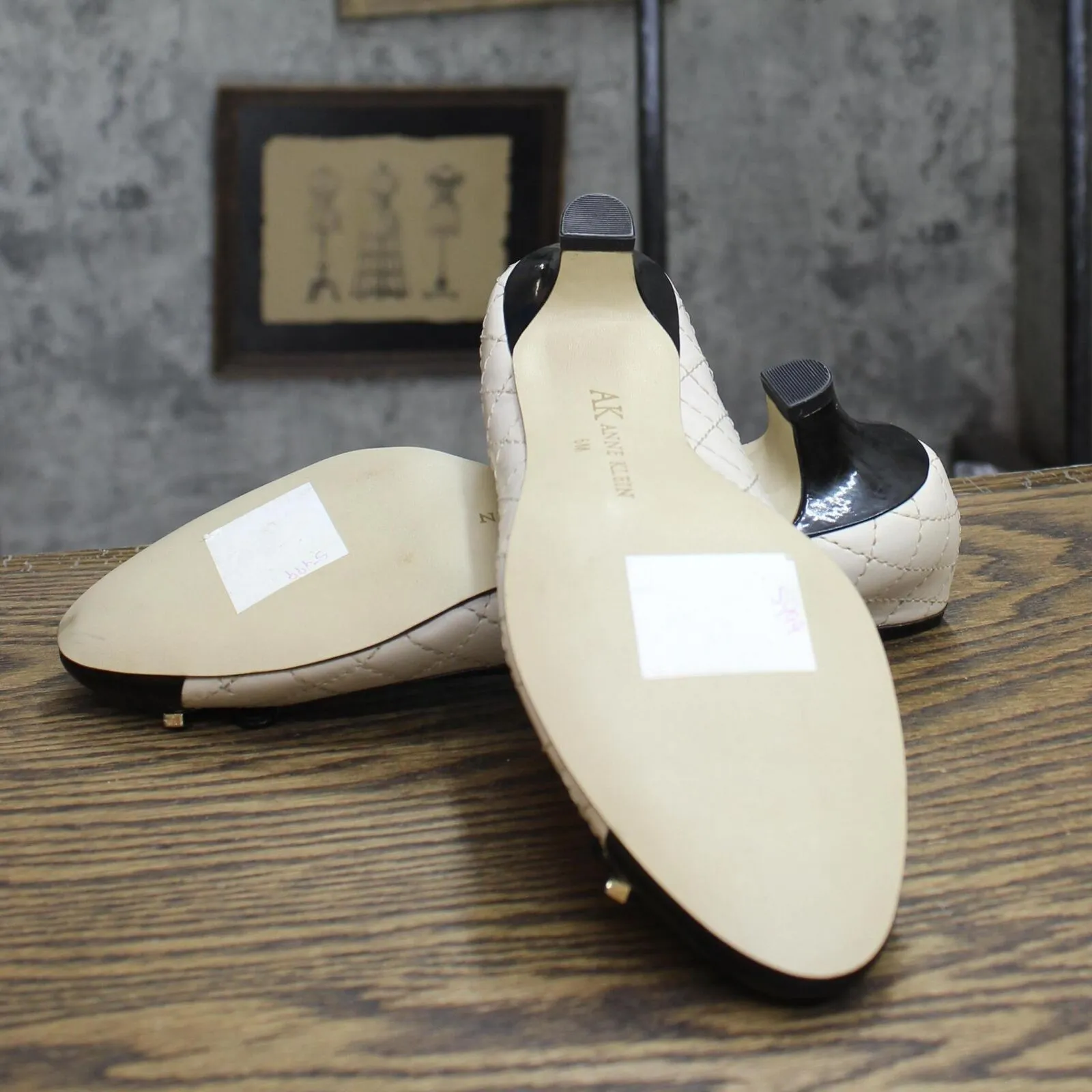 AK Anne Klein Womens Vintage Pull On Short Heels Off White / Black 6M