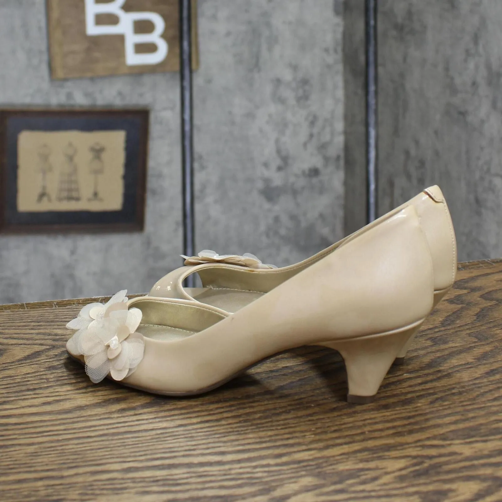 Bandolino Womens Vintage Flower Low Heels 1673c0e9ec5e02 Brown 6M