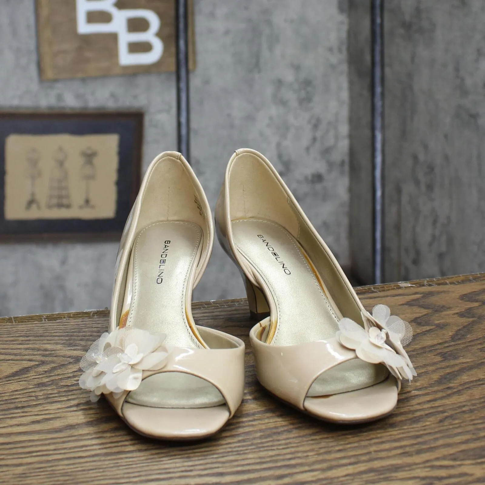 Bandolino Womens Vintage Flower Low Heels 1673c0e9ec5e02 Brown 6M