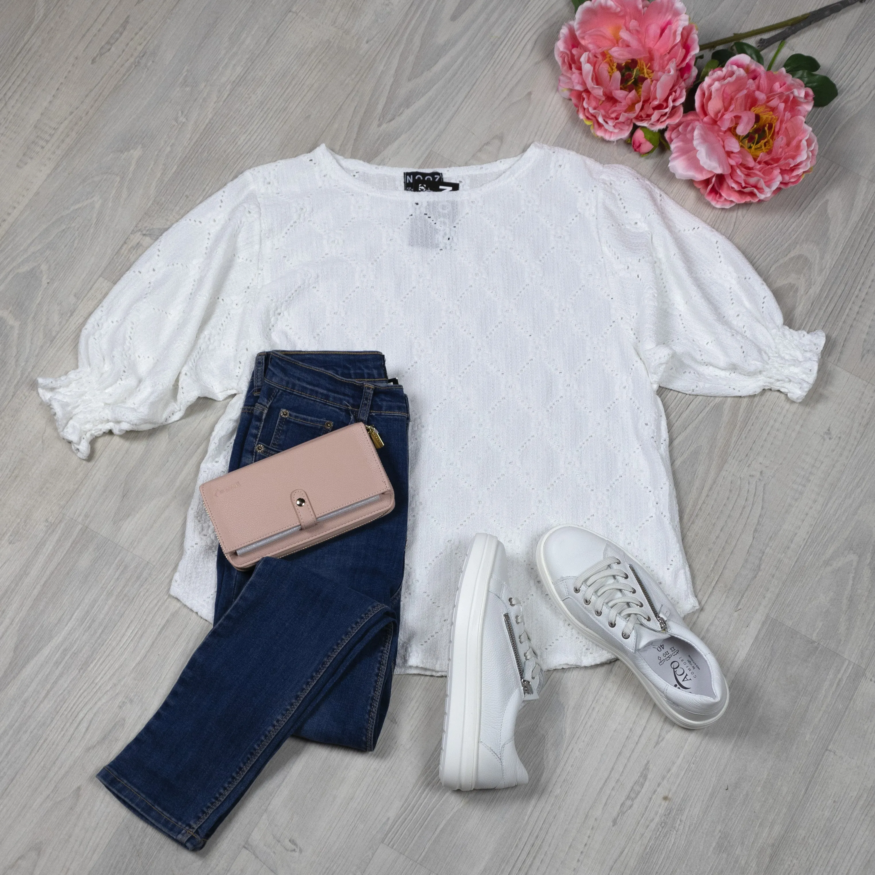 Broderie Anglaise Textured Lilly Top - White