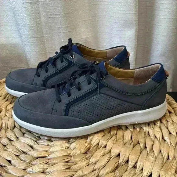 Clarks Un Trail Form Men’s sneaker/shoe size 10 1/2 Blue Nubuck Leather