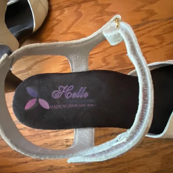 Helle Women’s Velcro White and Black Heels 8.5