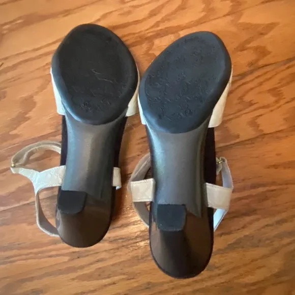 Helle Women’s Velcro White and Black Heels 8.5