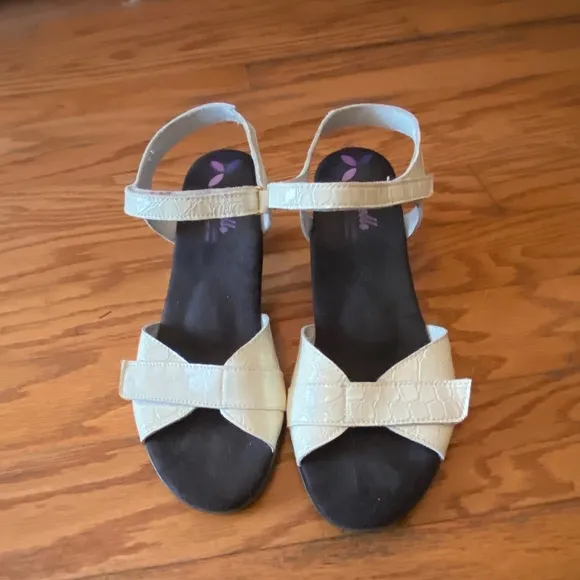 Helle Women’s Velcro White and Black Heels 8.5