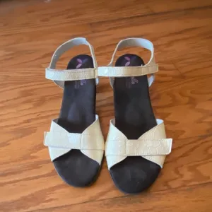 Helle Women’s Velcro White and Black Heels 8.5