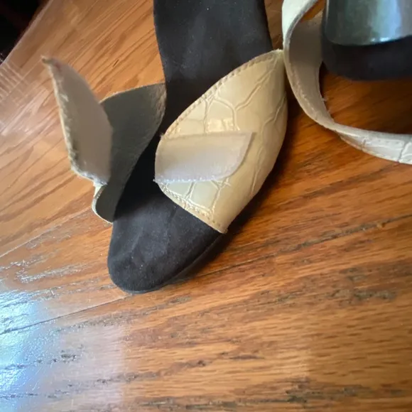 Helle Women’s Velcro White and Black Heels 8.5
