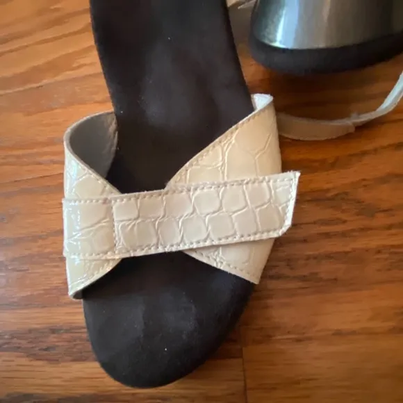 Helle Women’s Velcro White and Black Heels 8.5