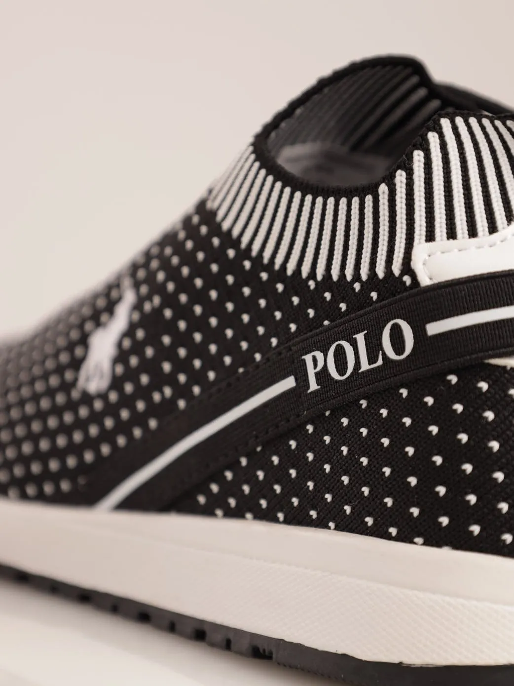 Ladies Classic Knitted Runner Sneaker - Black