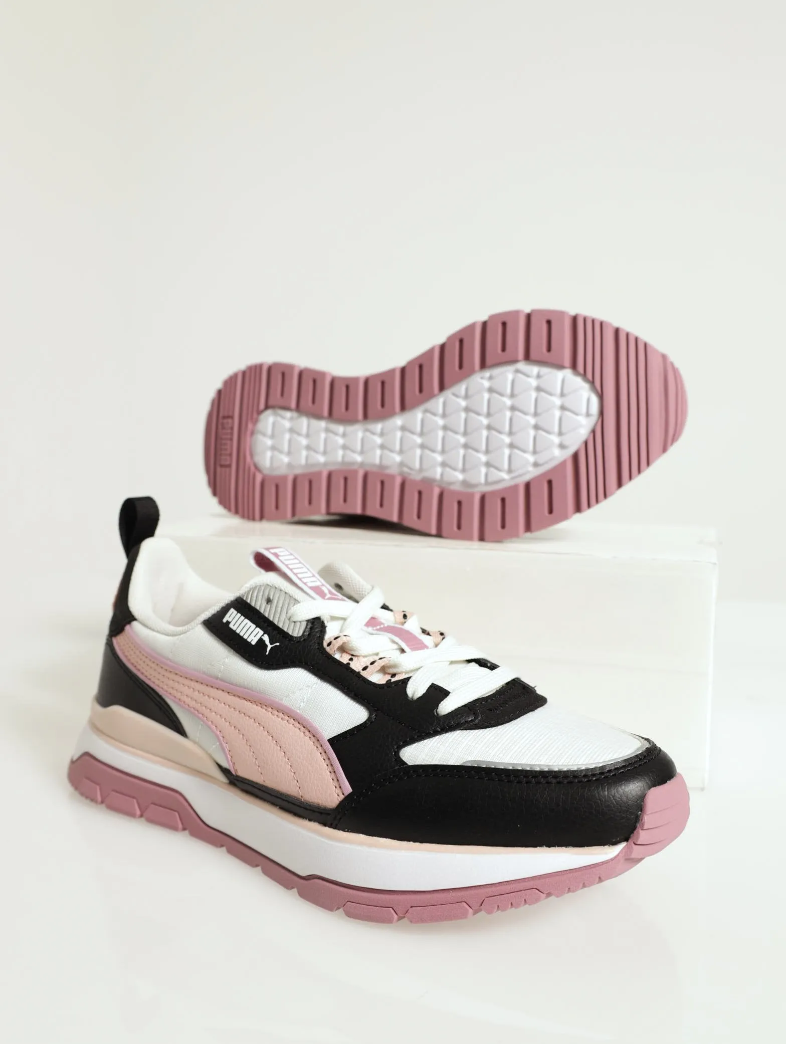 R78 Trek Vaporous Quartz Sneaker - Black/White